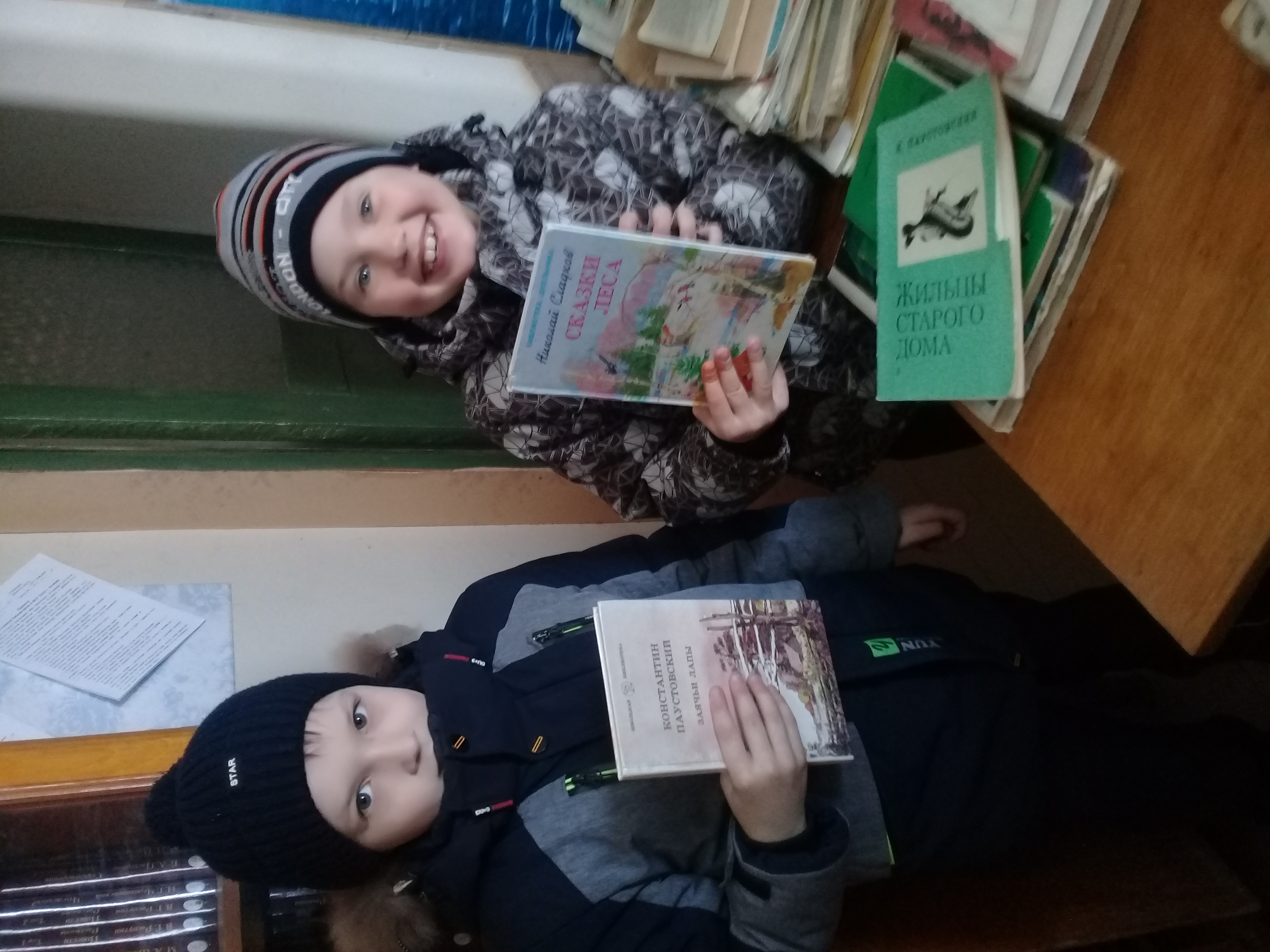 учащиеся в школьной библиотеке учащиеся в школьной библиотеке
